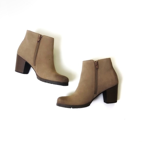 Clarks Shoes - Clarks Pause Camelia Ankle Booties - 8M